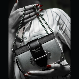 פורטפוליו לייב בתאו <br> השטן ופראדה: הרומאן האמיתי   <br> הרצאה  של לירוי שופן <br> 4.5 בשעה 20:00